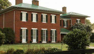 Real Estate Investors Offer Perks to Retain Tenants